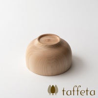 楓木碗，淺木色，呈現自然紋理，碗底有品牌標誌。