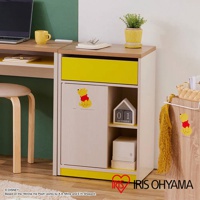 迪士尼系列木質五格桌邊收納櫃，配有黃色抽屜和門板，門板上有小熊維尼圖案，櫃體為淺木紋色，附有腳輪，整體設計簡潔可愛。