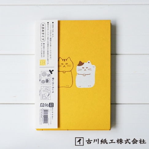 黃色和紙御朱印帳，封面有兩隻招福貓圖案，左邊是黃色貓，右邊是白色貓，均為日式插畫風格。