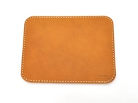 職人手作皮革滑鼠墊板 (KZ-70)，淺棕色，方形帶圓角設計，以白色縫線包邊，右下角有「HERZ」品牌標誌。