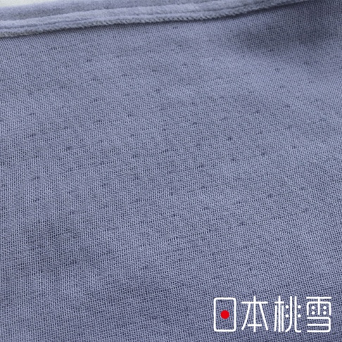 舒眠雙面四季毯的淺灰色布料，帶有細小的網狀紋理，觸感柔軟，適合全年使用。