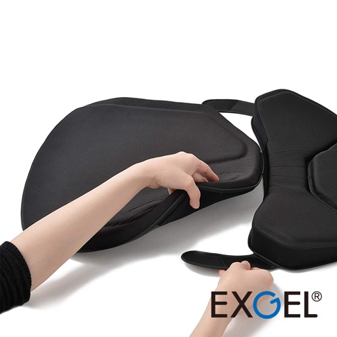 一雙手正操作著兩個黑色輕薄汽車用坐墊，其中一個坐墊的邊緣被提起，露出其內部材質。