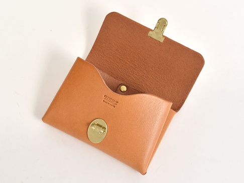 職人手作皮革小卡片收納夾 (KV-1)，採用 tan 色皮革製成，設有金色金屬夾和旋鈕扣，整體呈現簡約風格。