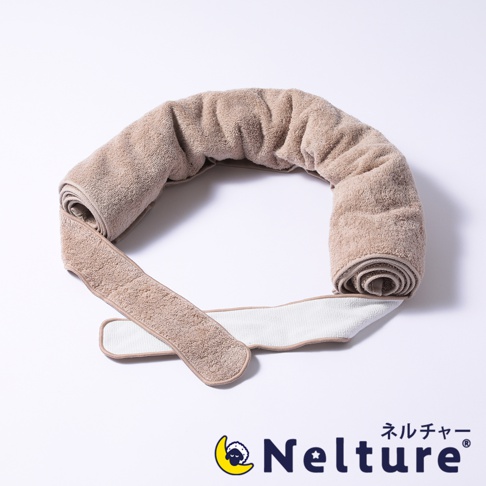 可調高今治睡眠包腰枕，淺褐色毛巾材質，帶有魔術貼固定帶，可捲曲成環狀，用於支撐腰部。