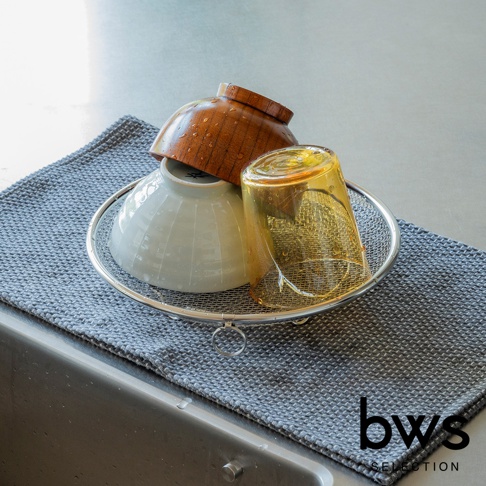 bws SELECTION 簡約瀝水盤上放著一個木碗、一個白色碗和一個黃色玻璃杯，盤子放在灰色紋理的吸水墊上，靠近水槽邊緣。