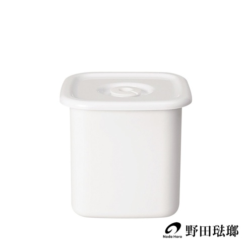 白色方型琺瑯保存容器，帶有圓形凹陷的密封蓋，適合儲存食物。