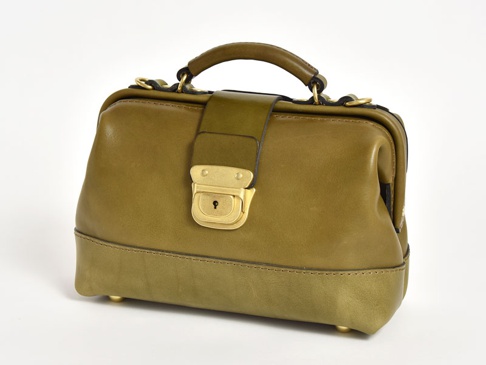 橄欖綠皮革迷你口金包，配有金色鎖扣和提把，包身下方有一圈較深色的皮革裝飾，整體線條簡潔，風格復古。