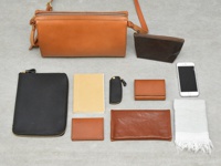 Mサイズ収納例:A5ブックケース(GS-37-M)、文庫本、パスケース(GS-7)、キーケース(GS-43)、名刺入れ(GS-30-W)、長財布(GS-50)、iPhone6s、ハンカチ、ファスナーポーチ(GS-13-M)