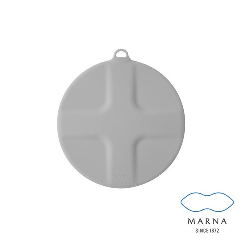 淺灰色圓形矽膠水槽蓋，表面有十字凹槽設計，頂部有一個掛環。