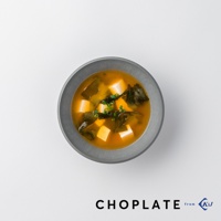 CHOPLATE 灰色陶瓷沙拉碗，盛有味噌湯，湯中包含豆腐塊、海帶和蔥花。
