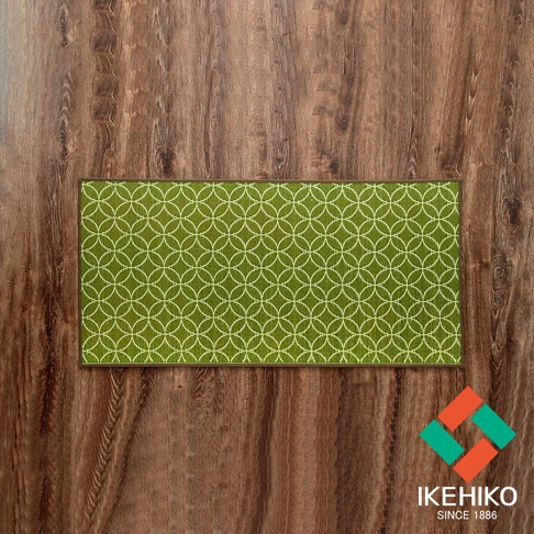 綠色榻榻米廚房地墊，尺寸為 60x150 公分，表面印有白色重複的幾何圓形圖案，材質為編織紋理。