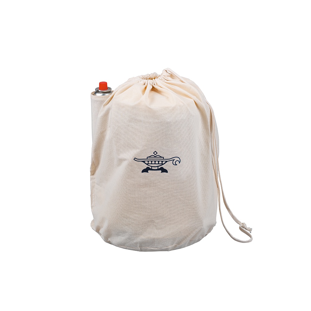 米白色帆布收納袋，內含卡式瓦斯罐，袋身印有深藍色阿拉丁神燈圖案，並附有束口繩。