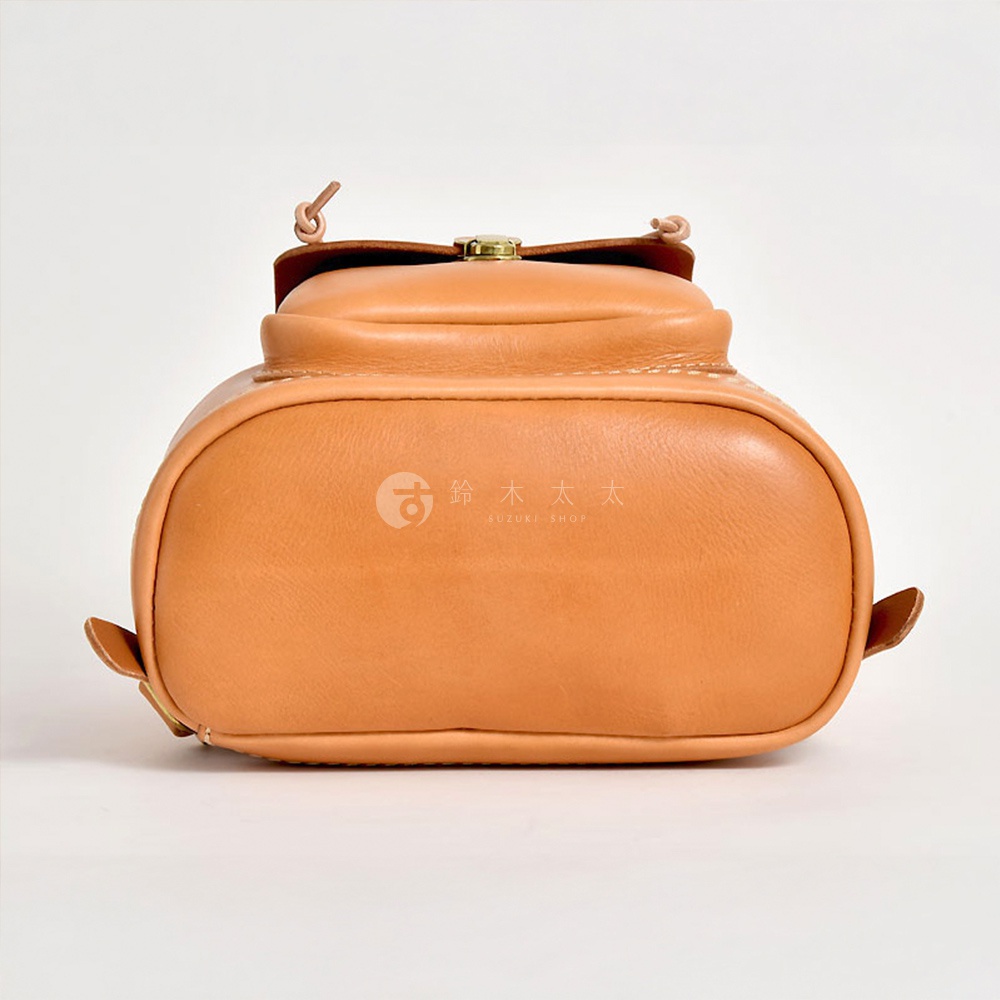 職人手作皮革經典後背包 R-4，淺棕色，圓潤的包身設計，搭配束繩及金屬扣環，展現經典復古風格。