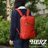 職人手作皮革長方型多口袋後背包，鮮紅色，設有拉鍊開合和多個口袋，搭配金色拉鍊和品牌標誌。