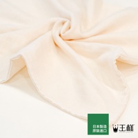 一張淺米色布料的特寫照片，布料呈現柔軟的皺褶，形成旋渦狀。右下角有綠色方塊，上面印有日文「日本製 原裝進口」的字樣，旁邊是「王樣」的品牌標誌，標誌下方印有「OSAMA SERIES」。