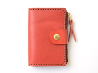 職人手作橘紅色皮革拉鍊零錢鑰匙包，設有啪鈕開合及金屬拉鍊，皮革質感良好，車縫線工整，附有皮革拉鍊頭。