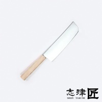 Yuri Nakiri 菜切刀，刀刃為銀色不銹鋼材質，刀柄為淺木色，整體風格簡潔。