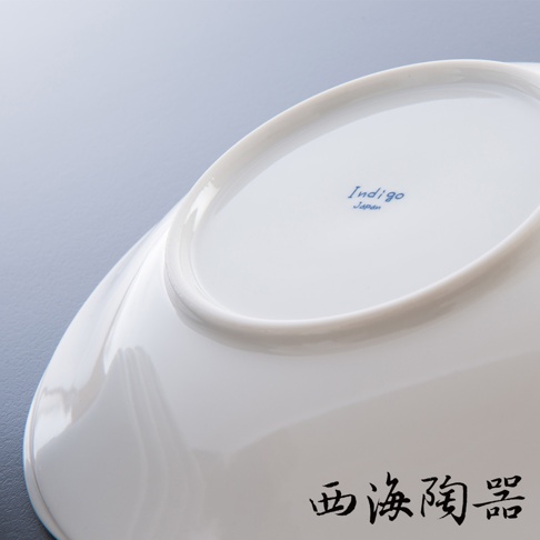 波佐見燒藍丸紋五件式輕量沙拉盤，白色陶瓷材質，盤底印有藍色「Indigo Japan」字樣及黑色「西海陶器」書法字體。