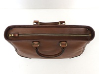 メイン収納部はファスナー式です。トートバッグは使いたいけど、収納部が全開なのが気になると言う方にもお勧めのバッグです。