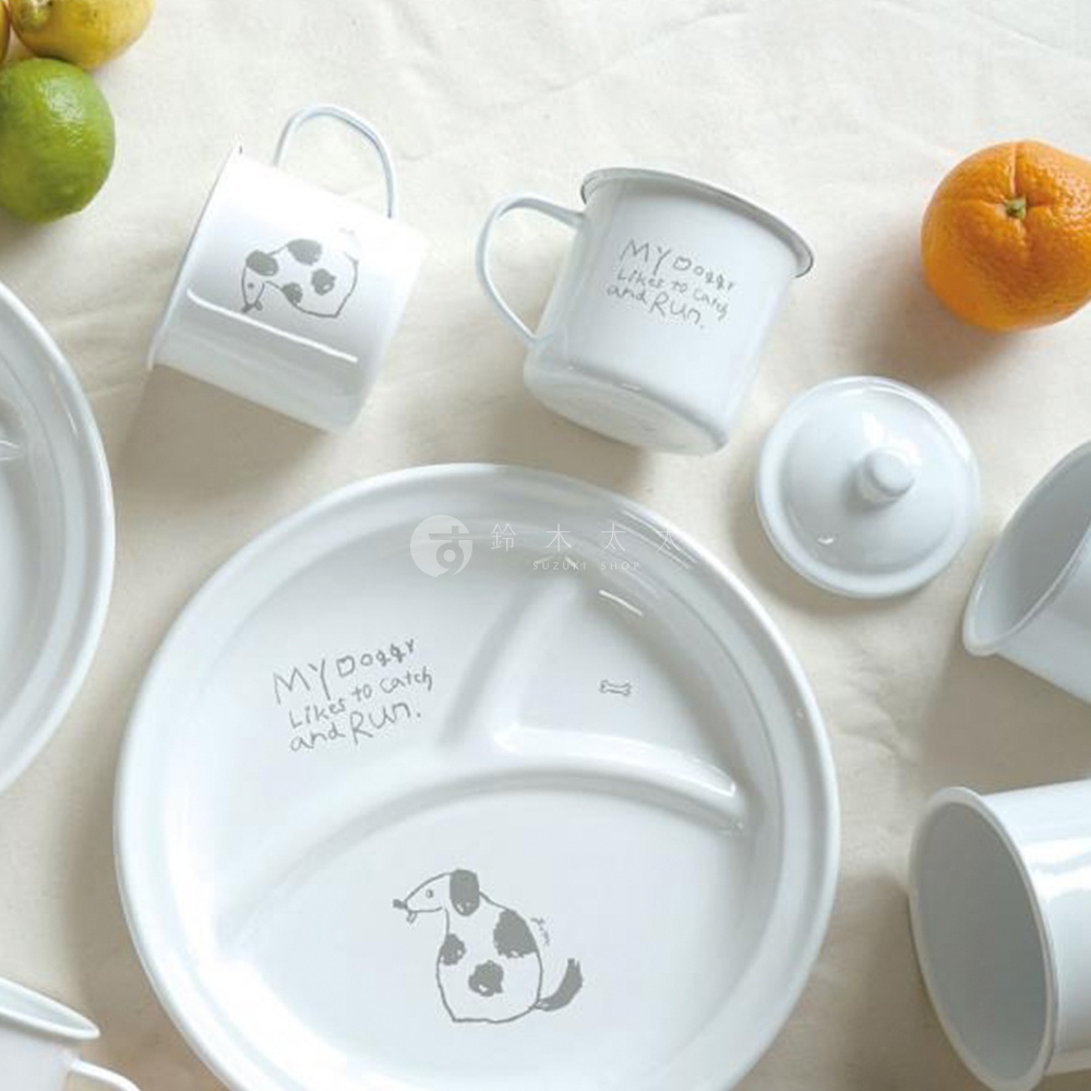 CAT&DOG 琺瑯儲物罐3入組，包含白色三格餐盤、白色馬克杯及白色儲物罐蓋。餐盤和馬克杯上繪有狗的圖案與英文文字。