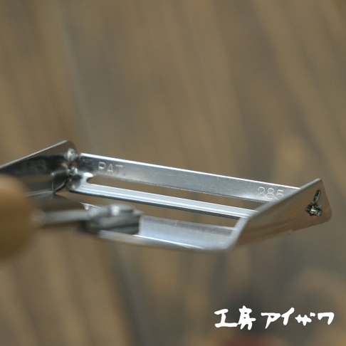 VEGET 不鏽鋼木柄削皮刀，特寫展示銀色不鏽鋼刀片與刀刃，刀片上蝕刻有「PAT」字樣及數字「285」。