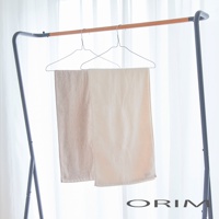 兩條 BISAI 今治浴巾，一條為米色，一條為淺米色，皆為純棉材質，掛在衣架上，背景為白色窗簾。