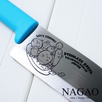 燕三條不鏽鋼兒童學習刀，刀面印有可愛的蔬菜與魚圖案，搭配藍色手柄。