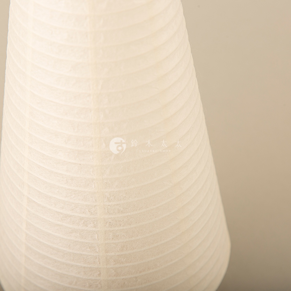 米白色紙質的錐形迷你裝飾提燈，表面有橫向的紋理，細膩的紙材質感。