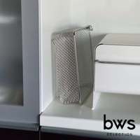 不鏽鋼方型瀝水籃，網狀結構，銀色金屬材質，置於白色檯面上，旁有一白色收納盒。