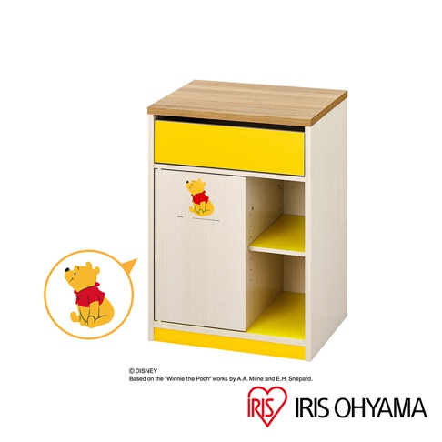 迪士尼系列木質五格桌邊收納櫃，木紋櫃身搭配黃色門板和抽屜，印有維尼小熊圖案。下方有兩個開放式層架，底部有黃色邊框。