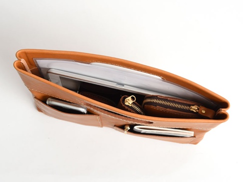 棕色皮革橫式收納袋中袋，內含平板電腦、手機、零錢包及文件夾，袋身有多個置物隔層與拉鍊開合。