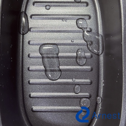 Arnest 品牌標誌出現在濕潤的烤盤上，烤盤呈現深灰色。