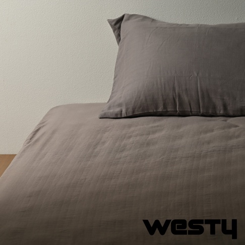 深灰色二層紗和晒透氣舒眠床包，雙人款，搭配同色系枕頭，展現簡約舒適感，材質輕柔透氣。