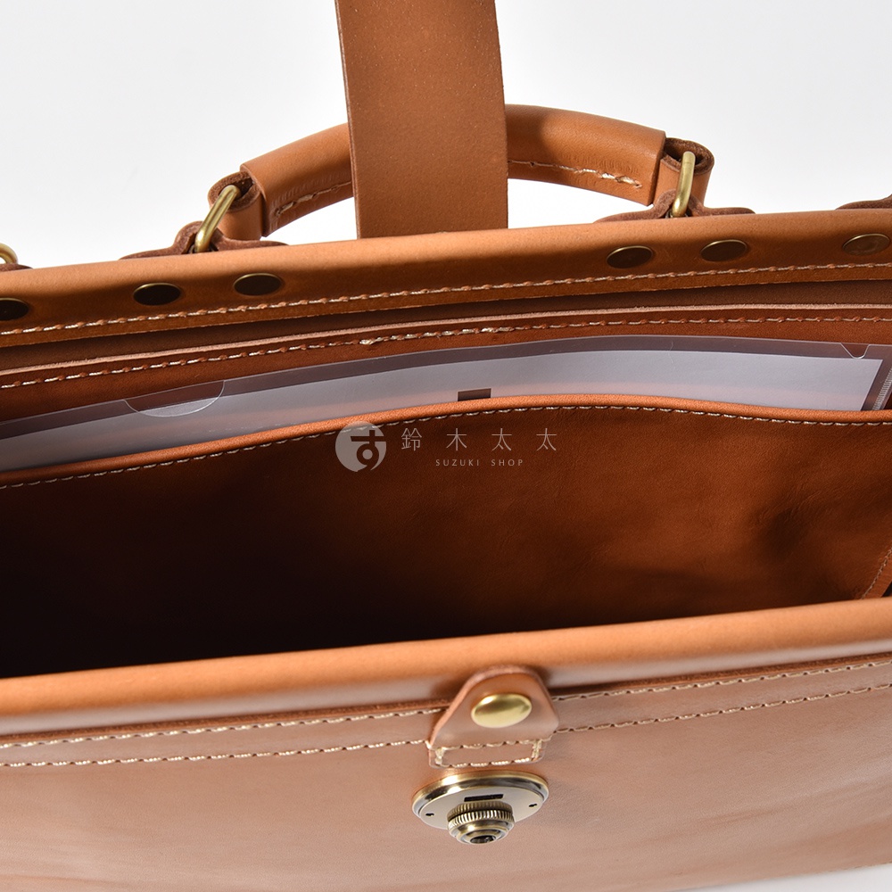 職人手作皮革軟式杜勒斯三用背包 BJ-16，棕色皮革，特寫展示包內隔層與金屬鎖扣。