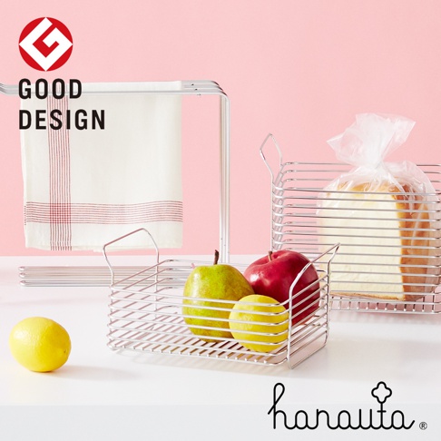 金屬網狀淺型收納籃，內有蘋果、梨子與檸檬，另有裝有吐司的收納籃和掛有條紋毛巾的架子。