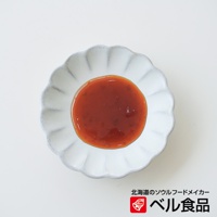 北海道北見蘋果洋蔥風味調味醬，裝在日式花瓣狀醬碟中