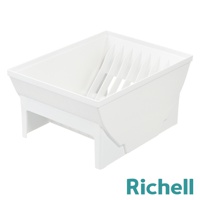 白色塑膠抽屜式餐盤收納架，內部有隔板用於分類擺放餐盤，下方有支撐腳。