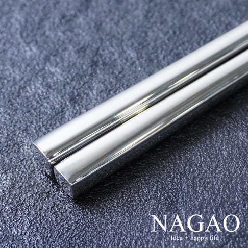 一雙燕三条不鏽鋼筷，22.3公分長，呈現銀色金屬光澤，筷身為方形，表面光滑。