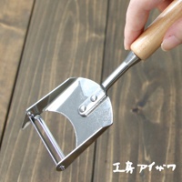 VEGET 不鏽鋼木柄削皮刀，銀色不鏽鋼刀頭與刀身，配以淺棕色木質握柄，用於削切蔬果。