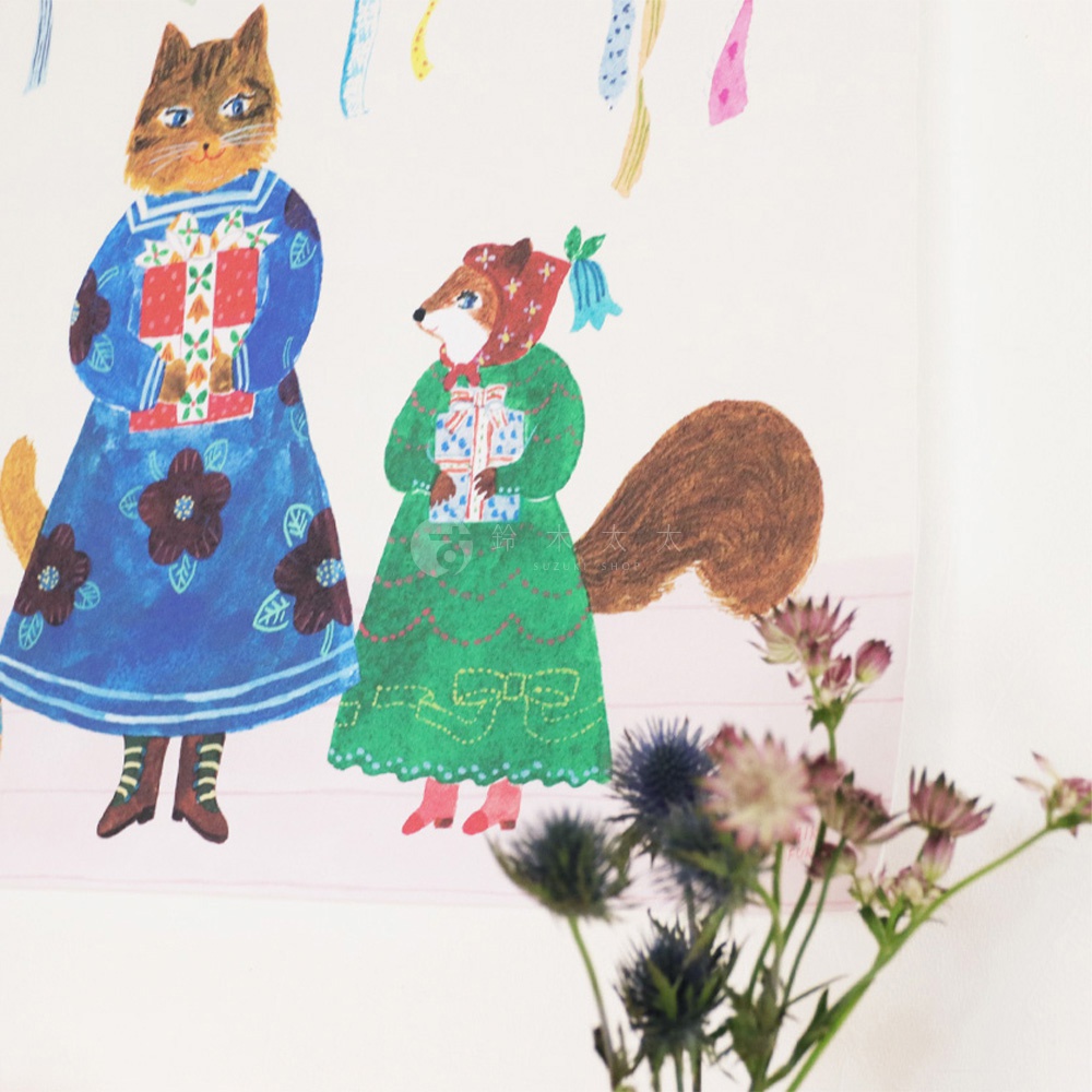 一隻穿著藍色花紋洋裝、抱著紅色禮物的虎斑貓，以及一隻穿著綠色洋裝、戴著紅色頭巾、抱著藍色禮物的狐狸，兩者皆為手繪風格的動物插畫，背景有彩色綵帶裝飾。