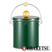 OBAKETSU 綠色手工製蚊香桶，頂部有一個木製把手和一個旋轉蓋，掛環處也有木球裝飾，底部有 OBAKETSU 標誌。