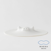 白色食品級矽膠製成的圓形鍋蓋，中央有可愛的貓耳造型和兩個透氣孔，可微波使用。