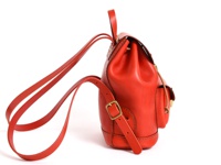 職人手作皮革經典迷你後背包，鮮紅色，光滑皮革材質，附有可調節式皮質背帶、側邊口袋和金屬扣環。