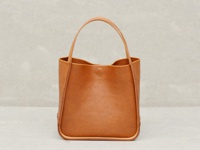 職人手作皮革Organ方形托特包 (G-68) S，採用棕色皮革製成，簡約的方形設計，配有兩個圓形提把，展現自然紋理與精緻縫線。