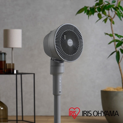 灰色直立式落地換氣風扇，帶有遙控功能，風扇頭和直立桿均為灰色。