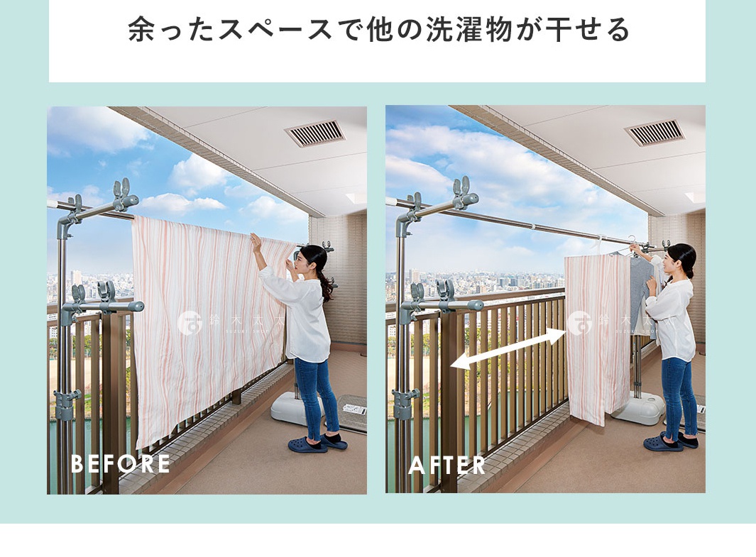 銀灰色金屬材質的360°旋轉晾曬架，附有可夾持衣物的夾子，架設在陽台上，一側展示晾曬的條紋床單，另一側展示晾曬的衣物。