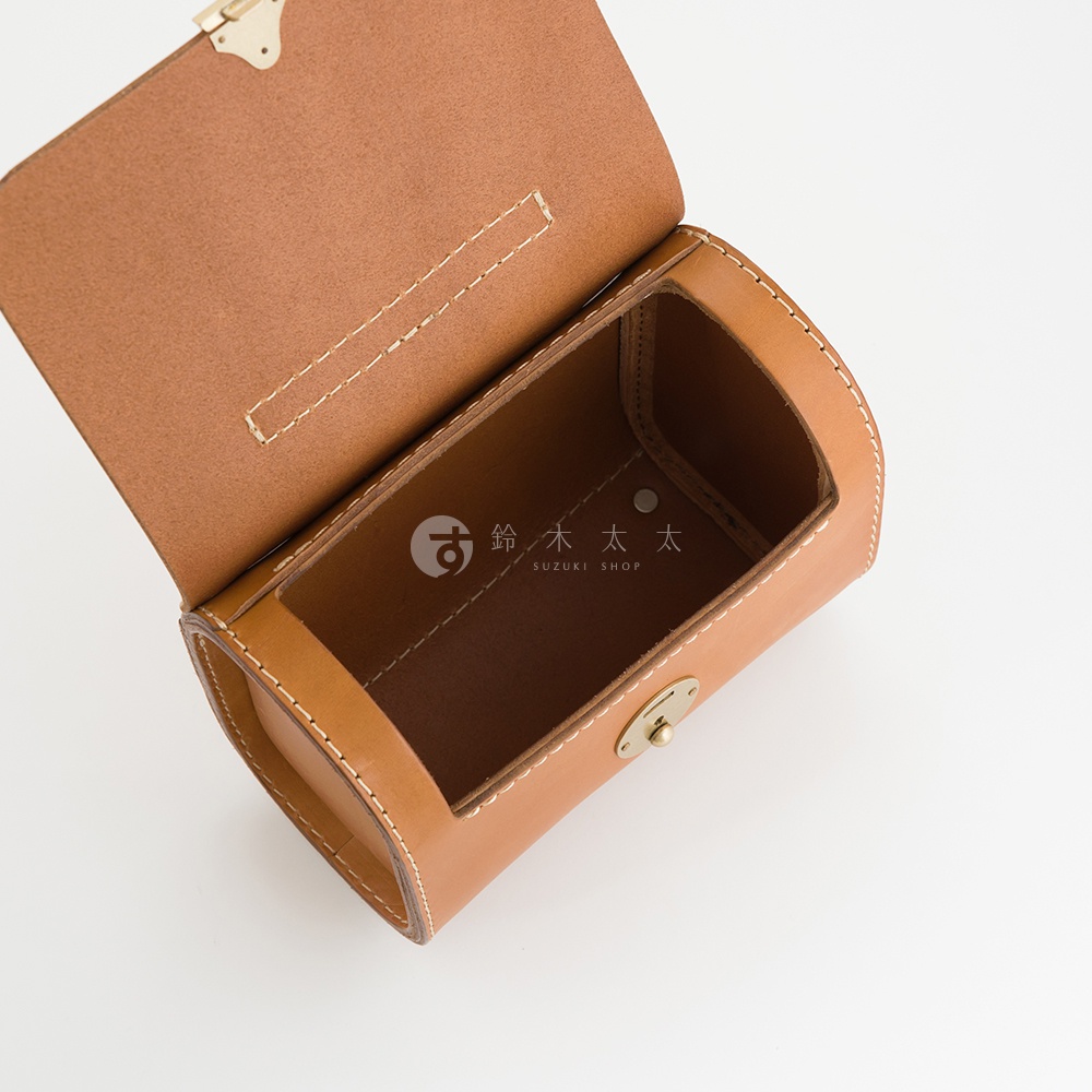 職人手作皮革復古杜勒斯手提包，採用棕褐色皮革，帶有精緻的縫線和金屬鎖扣，包身略呈圓筒狀，內部空間可見。