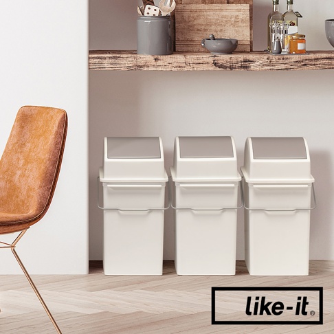 三個白色塑膠搖蓋式高版垃圾桶，每個配有灰色頂蓋和金屬提把，置於木質地板上。