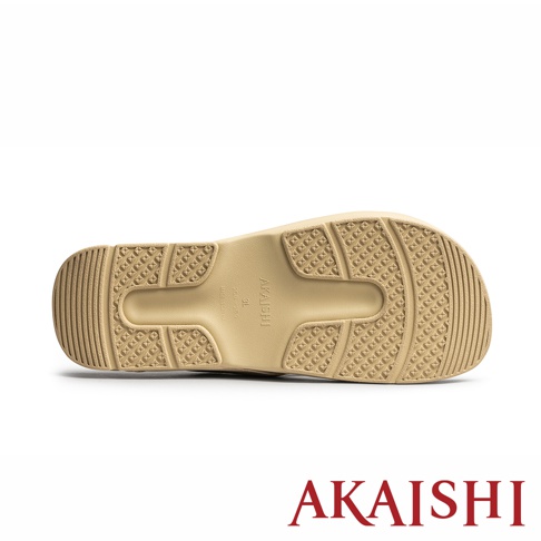 一張 AKAISHI 五指放鬆伸展拖鞋的鞋底特寫，底部呈現米色系，設計有防滑紋路與溝槽，中央處清楚標示品牌名稱 AKAISHI 及尺寸 3L 與產地資訊，畫面簡潔明亮。