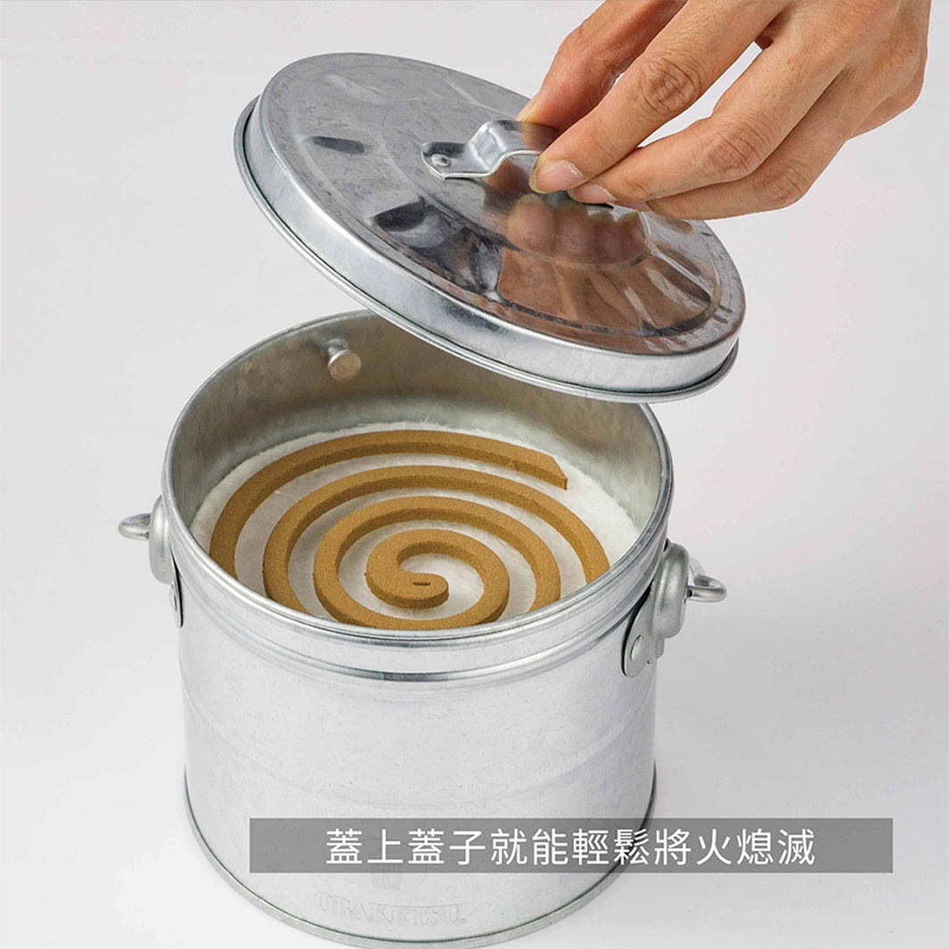 模式B： 金屬蚊香桶內放置著一個螺旋狀的蚊香，上方是一隻手正在拿起帶有把手的圓形金屬蓋子，桶身上有中文標語。